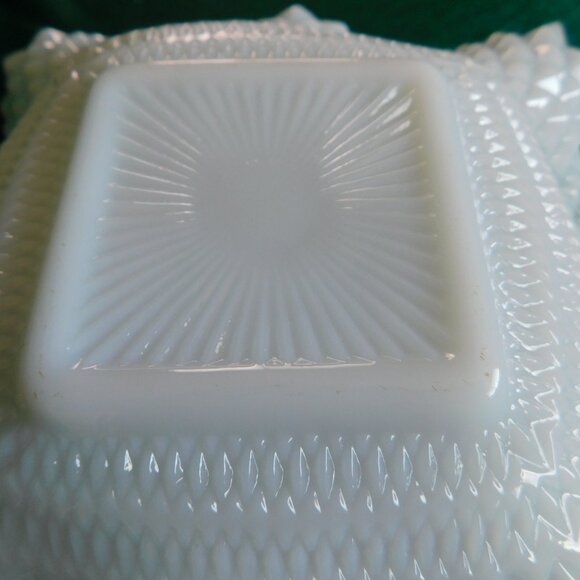 Light blue diamond art glass candy dish near mint condition - Picture 6 of 7